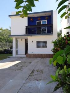 uma casa grande com uma fachada azul e branca em Golf Course View & Totally Private Pool em Nuevo Vallarta