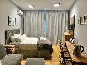 una camera con letto, tavolo e divano di Beauty Apartments Park Cid ANTZ570 a Buenos Aires