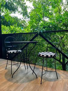 dos sillas y una mesa frente a una valla en Beauty Apartments Park Cid ANTZ570 en Buenos Aires
