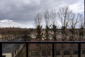 einen Balkon mit Stadtblick in der Unterkunft Apartament Zajezdnia Wrzeszcz Gdańsk 1 in Danzig