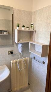 een badkamer met een radiator en een wastafel bij Da Serena in Tarcento