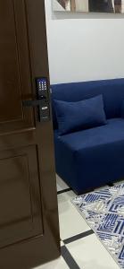 eine Tür mit blauem Sofa in einem Zimmer in der Unterkunft ريحانه in Şabyā