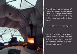 Vuontisjärvi的住宿－Arctic Nature Experience Glamping，一张房间里带火的帐篷的照片