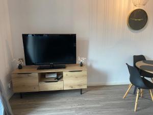 En tv och/eller ett underhållningssystem på Ferienwohnung am Meer