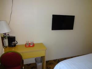 TV a/nebo společenská místnost v ubytování Flushing Hotel