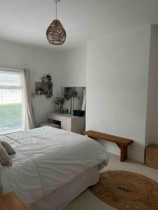 Schlafzimmer mit einem Bett, einem Tisch und einem Fenster in der Unterkunft The Tiled Terrace in Liverpool