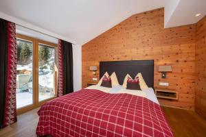 een slaapkamer met een bed met een rode plaids bij Sonnenseite Filzmoos in Filzmoos