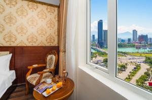 Habitación con cama y ventana con vistas. en NATURE Hotel By K D H, en Da Nang