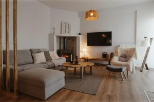 - un salon avec un canapé et une table dans l'établissement Thalpo home, à Ioannina