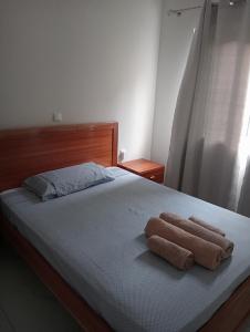 twee handdoeken zittend op een bed bij Bentub home in Ribeira Grande