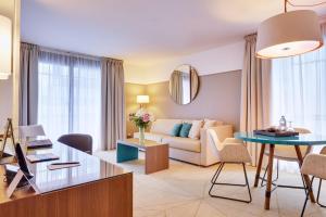 sala de estar con sofá y mesa en Fraser Suites Paris La Défense en Courbevoie