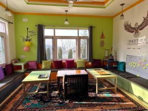 Χώρος καθιστικού στο Whostels Srinagar