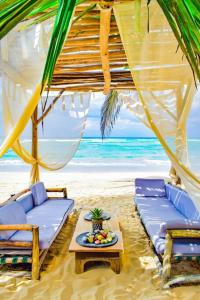 een strand met twee stoelen en een tafel op het zand bij Exclusive Villa * private Beach and Housekeeping in Punta Cana
