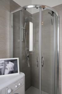 カステッラーナ・グロッテにあるDimora Pacelliのバスルーム(シャワー、カウンターの写真付)