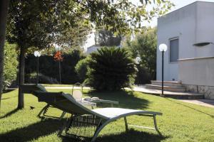 カステッラーナ・グロッテにあるDimora Pacelliの庭の椅子