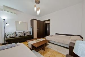 salon z 2 łóżkami i stolikiem kawowym w obiekcie Festival and Congress Centre Appartment Varna w Warnie