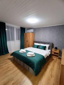 Katil atau katil-katil dalam bilik di Кокетен апартамент VeRa Suite
