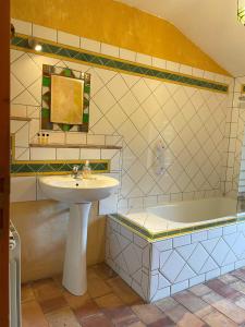 ein Badezimmer mit einem Waschbecken und einer Badewanne in der Unterkunft Mas des Lavandes - 3 gîtes de charme au calme avec grande piscine en Drôme-Provençale in Suze-la-Rousse