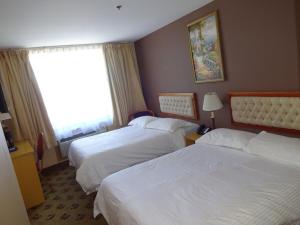 Postel nebo postele na pokoji v ubytování Flushing Hotel