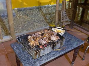 uma grelha com um monte de comida em Mango House Retreat Quy Nhon em Quy Nhon