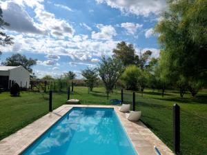 una piscina en medio de un patio en Casa de campo en Zapiola , Lobos, Buenos Aires. en Lobos