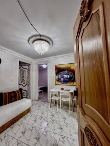 um quarto com uma cama e uma mesa num quarto em Dar al anbar em Rabat