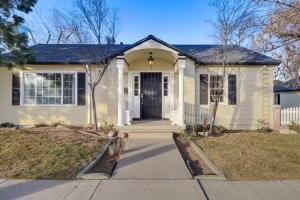 una casa blanca con una puerta negra en Centrally Located Reno House Less Than 1 Mi to Midtown en Reno