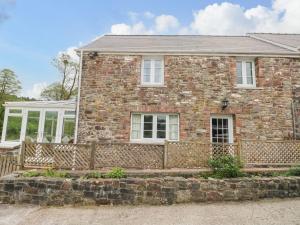 una casa de ladrillo con una valla delante en Corran Cottage, en Carmarthen