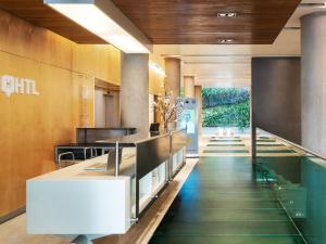 Un pasillo con escalera en un edificio. en HTL Urbano, en Buenos Aires