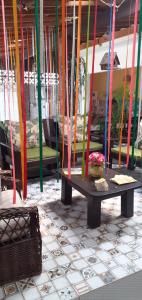 Fazenda Nova的住宿－Pousada em Fazenda Nova Dona Rosy，一张有彩色带子的长凳