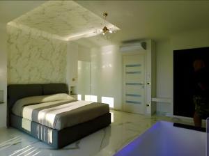 A bed or beds in a room at Suite Èlite Rooms