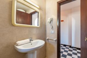 ein Bad mit einem Waschbecken und einem Spiegel in der Unterkunft Apartamento Bilo 301 in Es Pujols