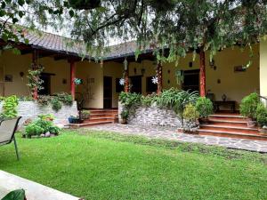 Villas JABEL TINAMIT في باناخاتشيل: منزل مع شرفة وساحة