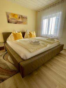 ein großes Bett in einem Zimmer mit Fenster in der Unterkunft Ferienwohnung Karin in Bludenz