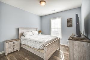 um quarto com uma cama e uma televisão de ecrã plano em Quiet Bayfront Hayes Home with Deck and Private Beach! em Yorktown