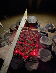 stos kamieni na ziemi obok ognia w obiekcie Das! Haus am Meer w mieście Safadża