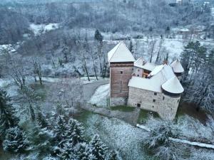 una vista aérea de un edificio con nieve. en FOUR PEARLS, en Karlovac