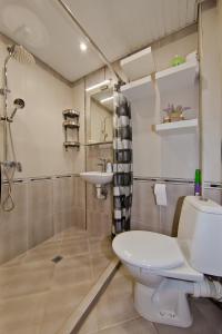 łazienka z toaletą i umywalką w obiekcie Festival and Congress Centre Appartment Varna w Warnie