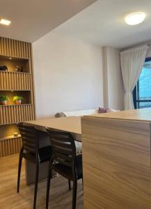 uma sala de jantar com uma mesa e duas cadeiras em Aparthotel Astron em Salvador