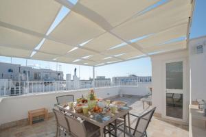 A balcony or terrace at Le Alcove del Leopardi