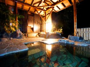 una piscina nel mezzo di una casa di notte di We Home Villa - Jogasaki Onsen - - Vacation STAY 13634v a Ito