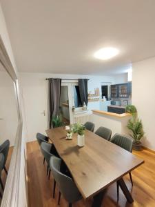 - une salle à manger avec une table et des chaises en bois dans l'établissement Luxury and Central Apartment in Cologne !!, à Cologne