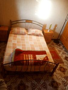 una camera con un letto in una stanza con una lampada di Sweaty house a Essaouira