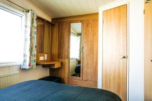 Un pat sau paturi într-o cameră la Captivating 6-Person Caravan in Rhyl