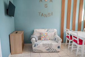 Habitación con silla, mesa y TV. en SE038 - Senigallia, nuovo bilocale accessoriato a due passi dal mare, en Senigallia