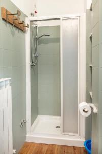 y baño con ducha y puerta de cristal. en SE038 - Senigallia, nuovo bilocale accessoriato a due passi dal mare, en Senigallia
