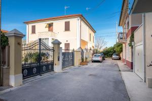 una calle con una casa y un coche aparcado en la calle en SE038 - Senigallia, nuovo bilocale accessoriato a due passi dal mare, en Senigallia