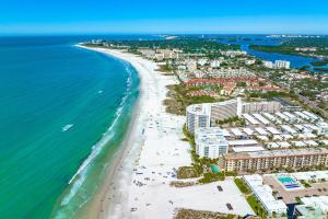 uma vista aérea de uma praia e do oceano em Pelican Gardens Studio 3 on Lido Key em Sarasota