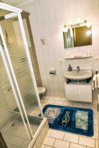 a bathroom with a shower and a sink at Ferienwohnung Am Forstamt in Ramsau