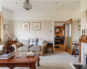 - un salon avec un canapé et une table dans l'établissement Larkhill House, à Portrush